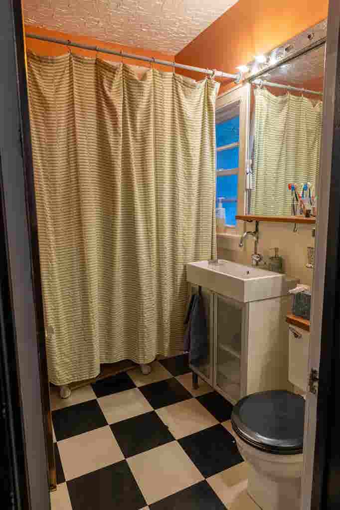 Room in cute house in Midtown