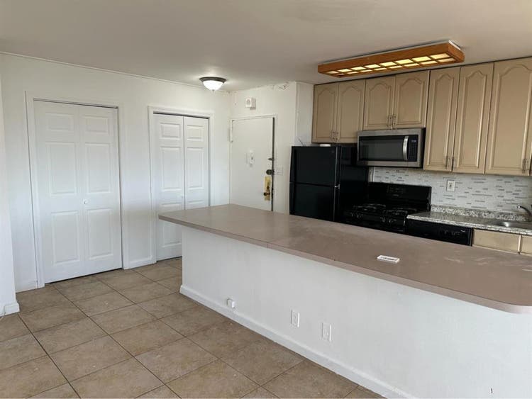 Bright BA corner apartment