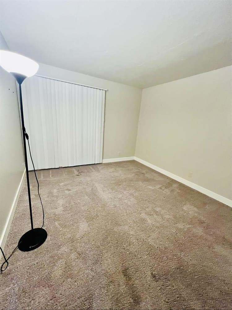 Se renta cuarto/ room for rent