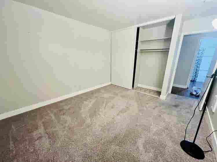Se renta cuarto/ room for rent