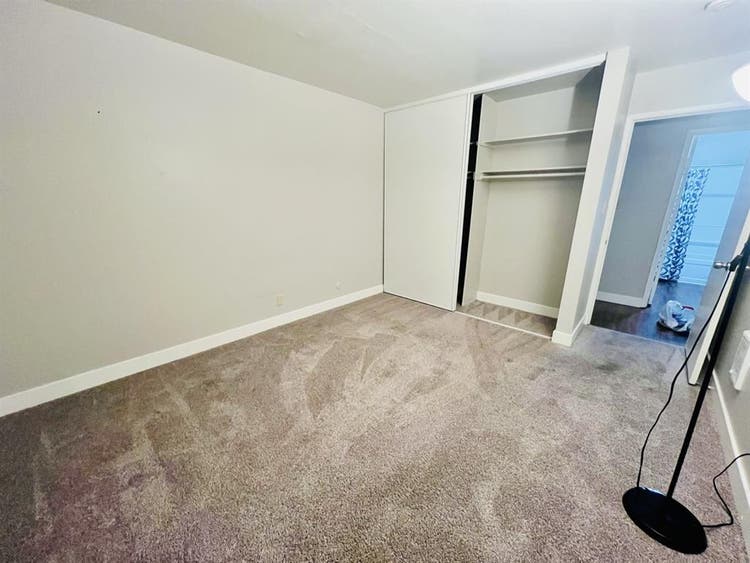Se renta cuarto/ room for rent