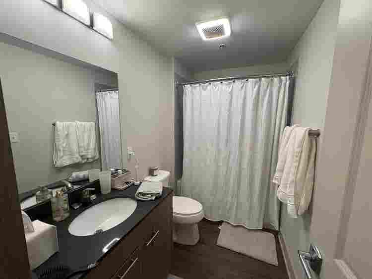 SUBLEASE  BATHROOM