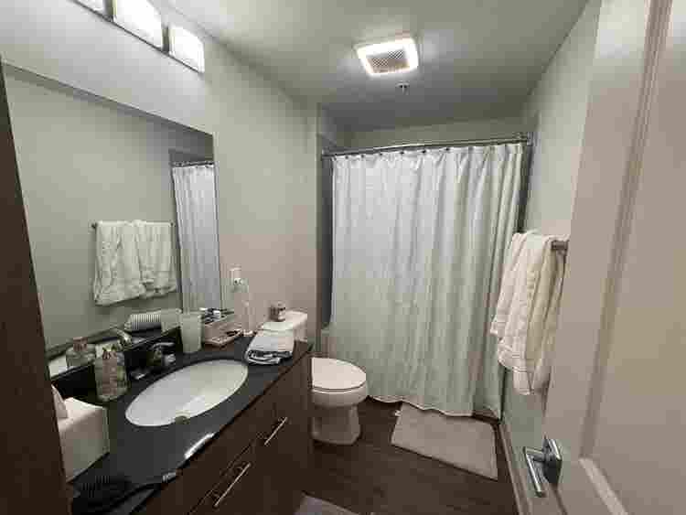 SUBLEASE  BATHROOM