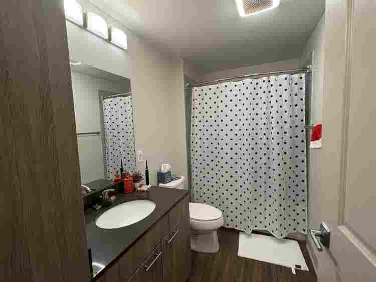 SUBLEASE  BATHROOM