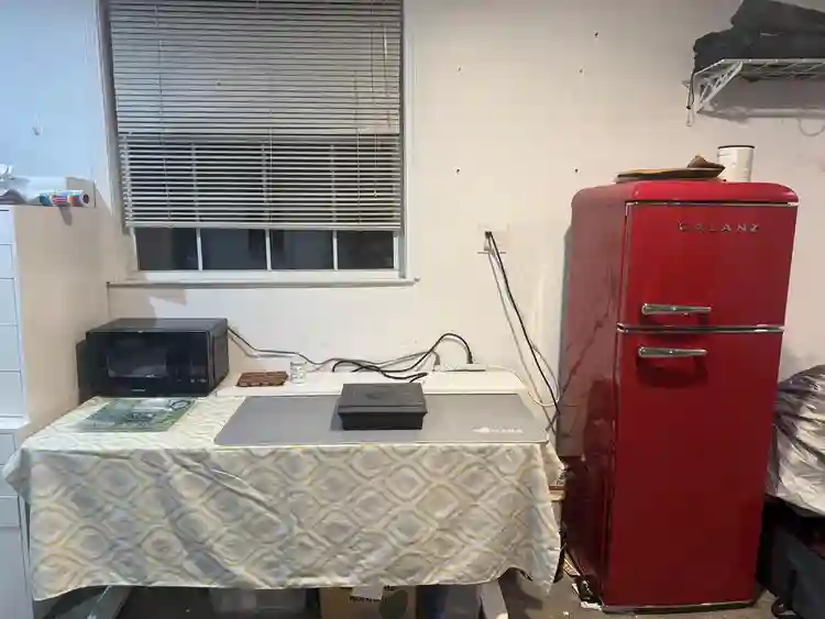 Furnished room + Kitchenette