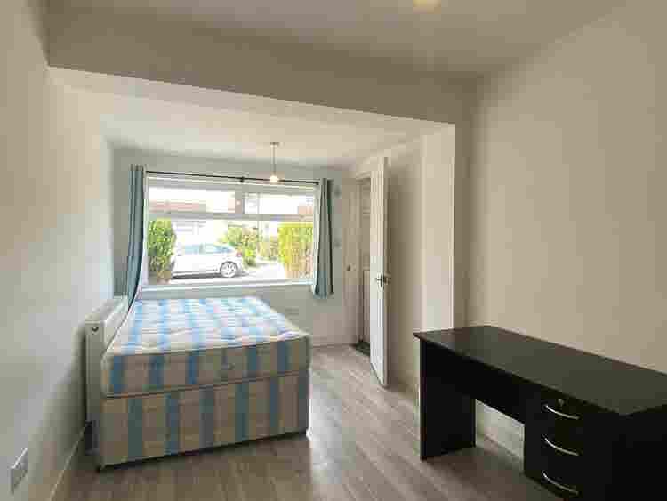 BRIGHT ENSUITE DOUBROOM AVAILABLE