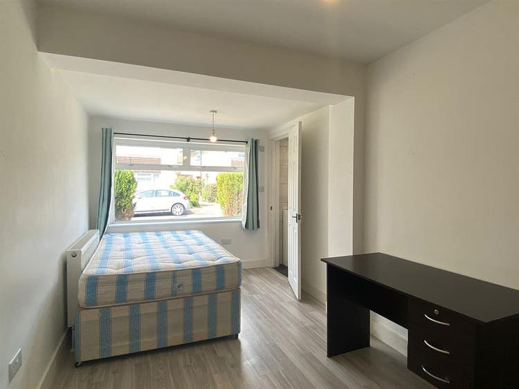 BRIGHT ENSUITE DOUBROOM AVAILABLE