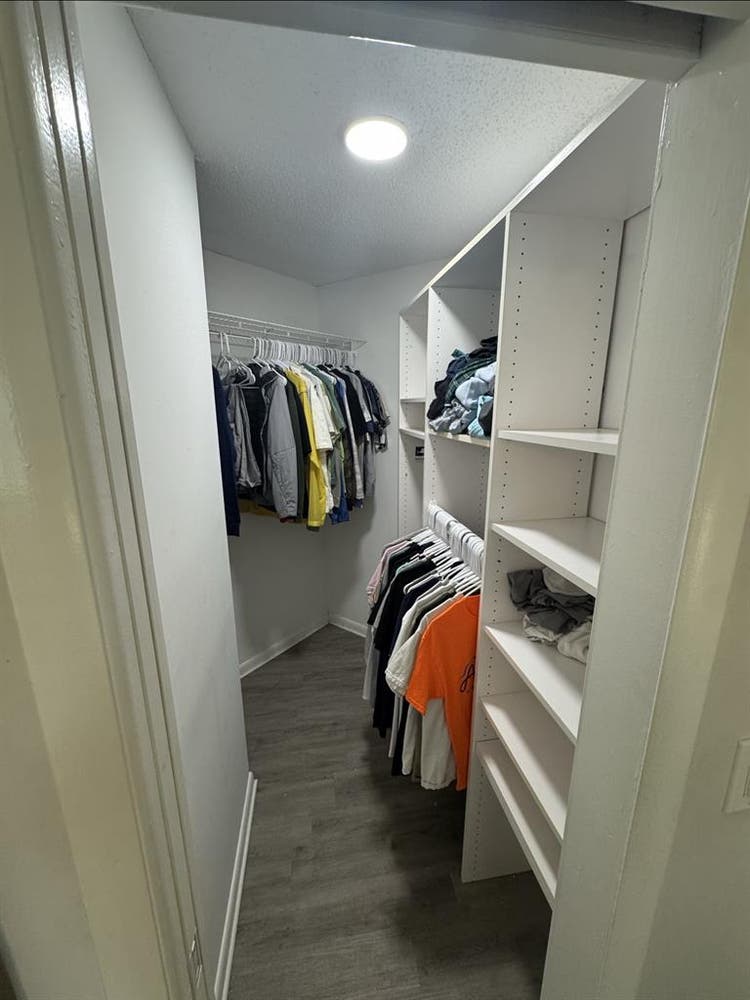 Large room for rent w bathroom