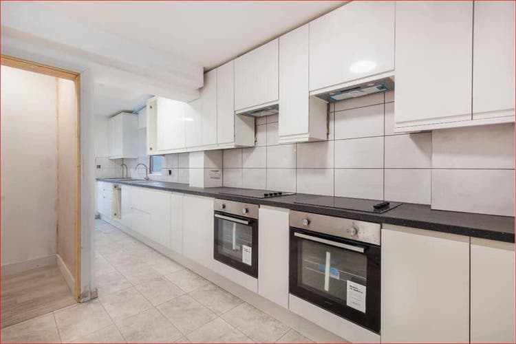 BRIGHT ENSUITE DOUBROOM AVAILABLE