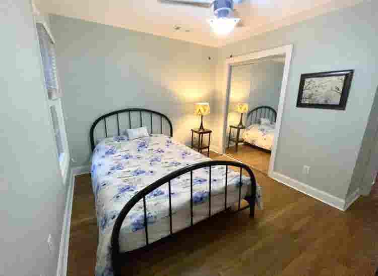 Super Quiet Cozy Bedroom near Lake!