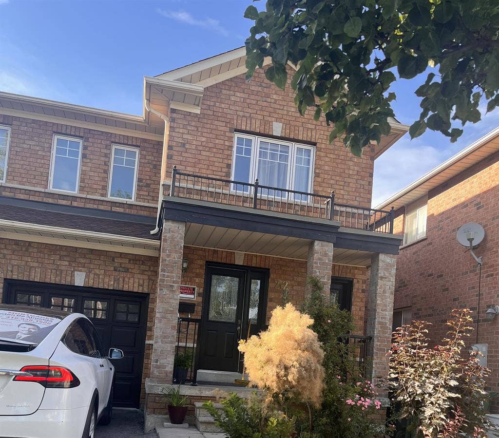 2  Bed Rooms in Toronto