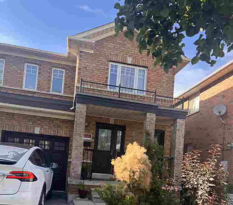 2  Bed Rooms in Toronto