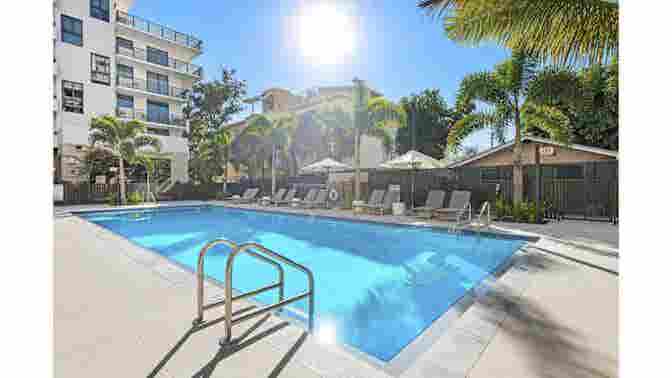 Master Bedroom w own bath DT Miami!