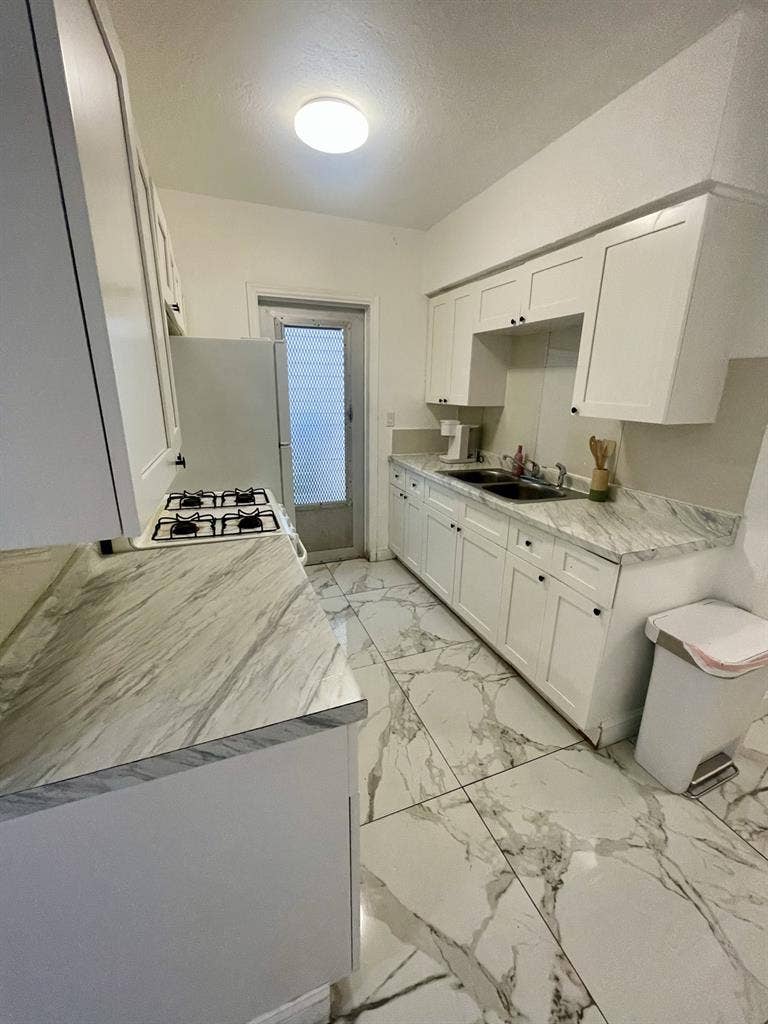 3 blocks from the beach, all incldd