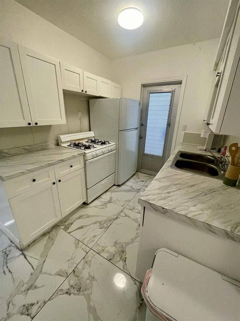 3 blocks from the beach, all incldd