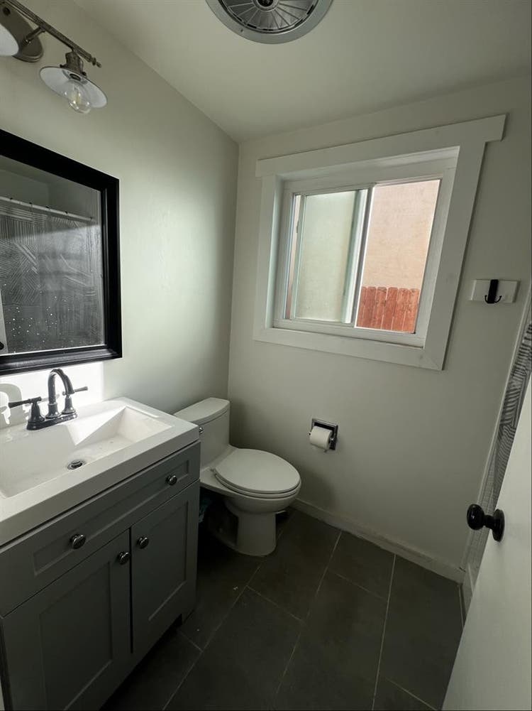 Condo two bedroom and two b
athroom