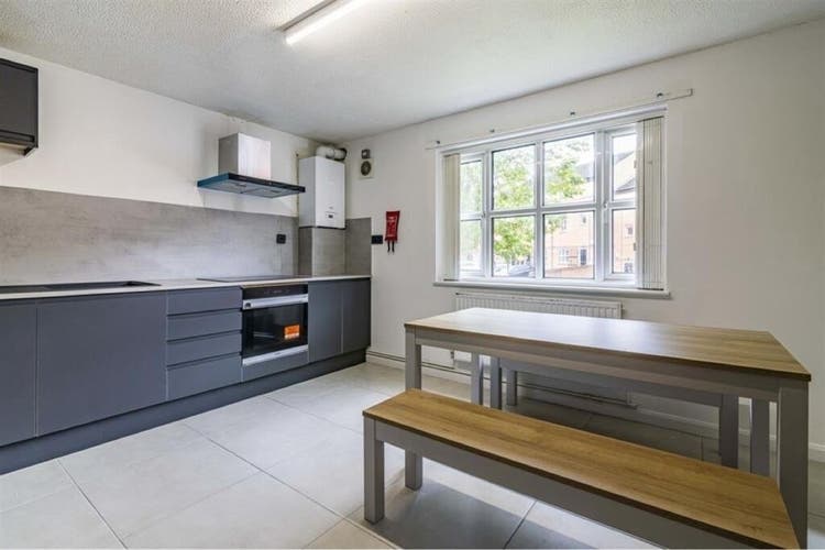 Modern 6 bedroom