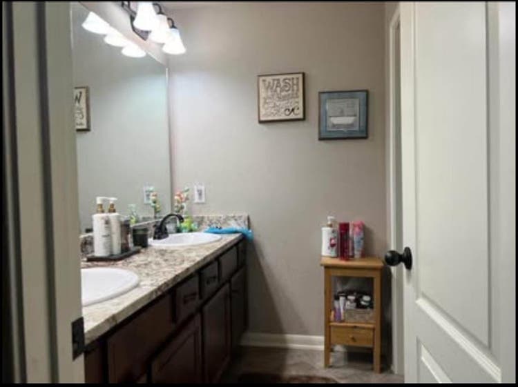 Room for rent available Humble area