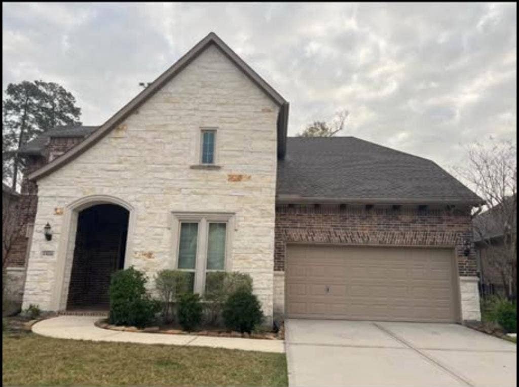 Room for rent available Humble area