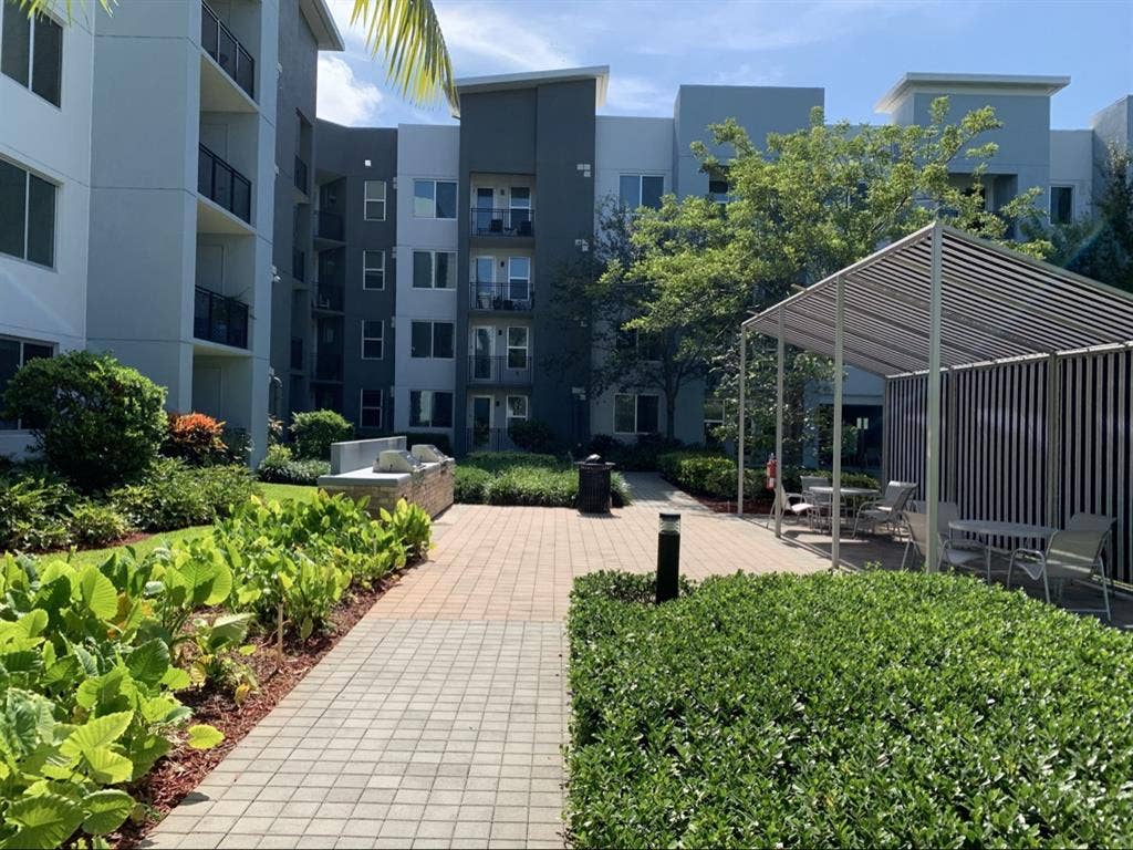 Looking for roommate for Oct/Nov