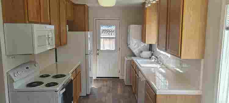 Two Private Rooms In Updated Duplex
