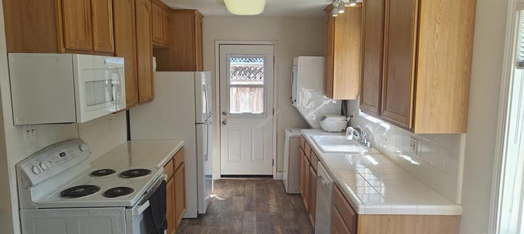 Two Private Rooms In Updated Duplex