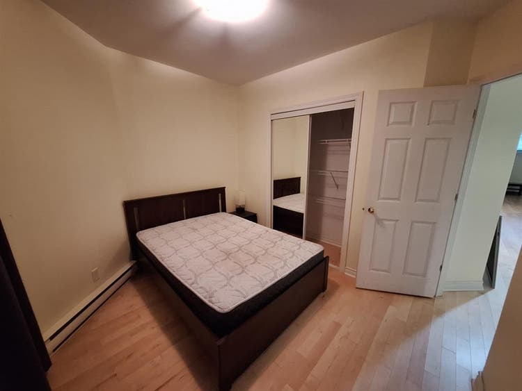 Looking for roommate GILS ONLY