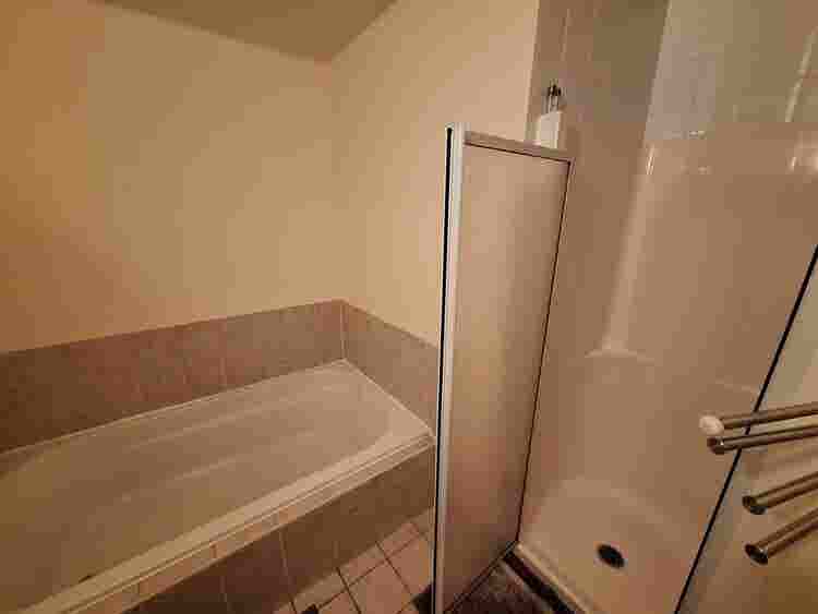 Looking for roommate GILS ONLY