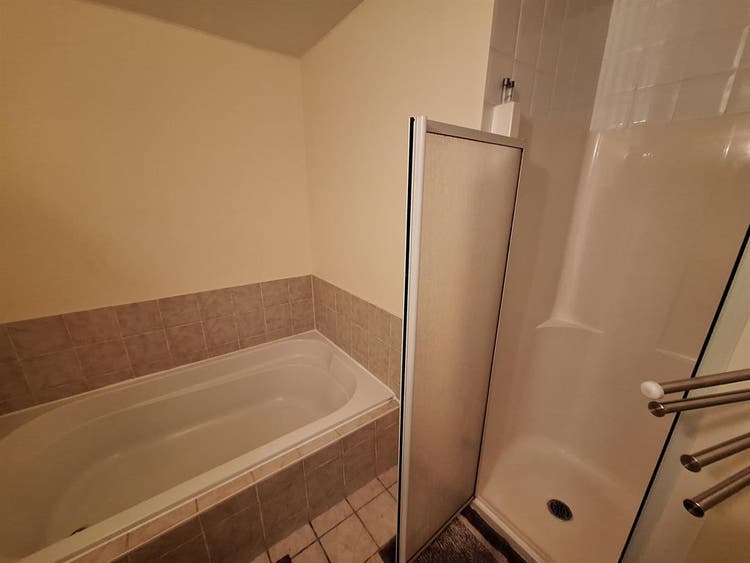 Looking for roommate GILS ONLY