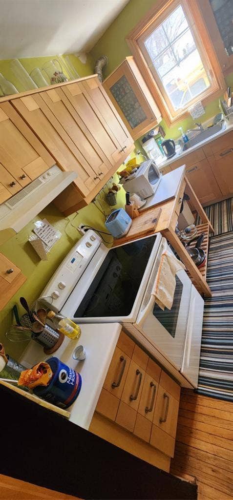 Quiet room in quiet house in Toront