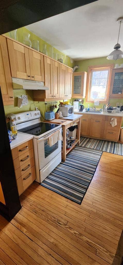 Quiet room in quiet house in Toront