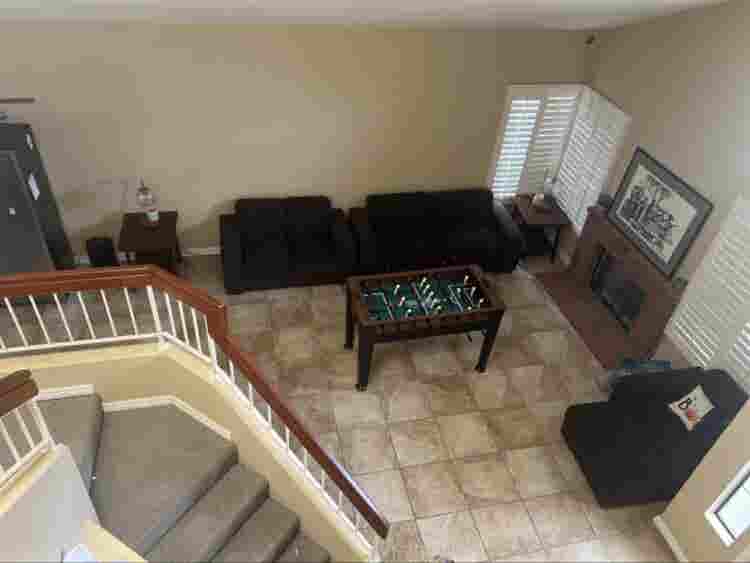 Unfurnish Oversized Master Bedroom
