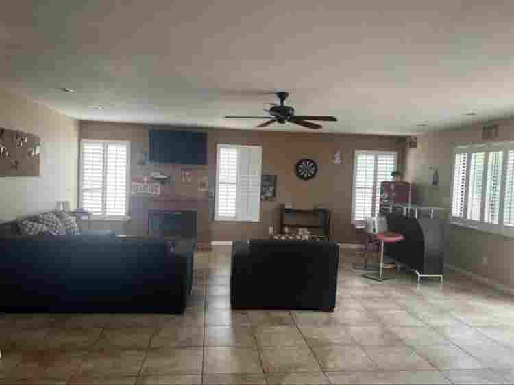 Unfurnish Oversized Master Bedroom
