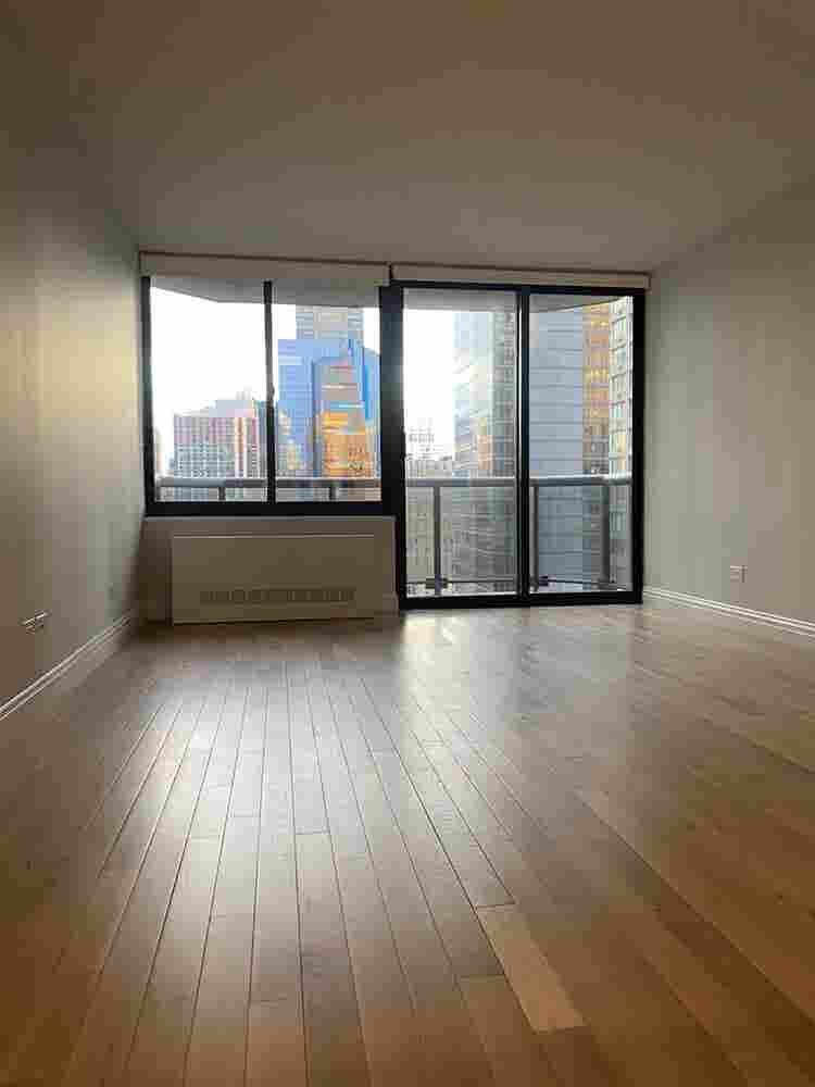 ✨Spacious Room w/ Private Balcony✨