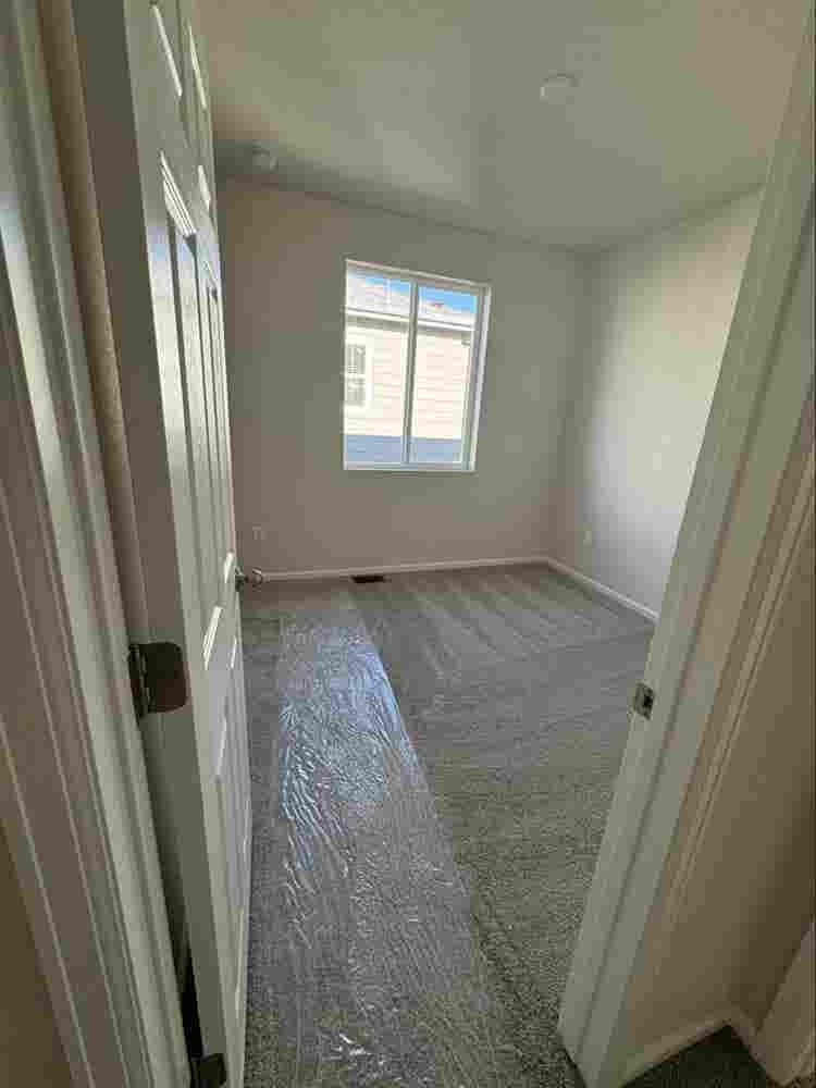 Looking for roommate