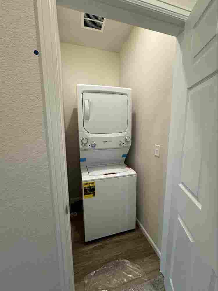 Looking for roommate