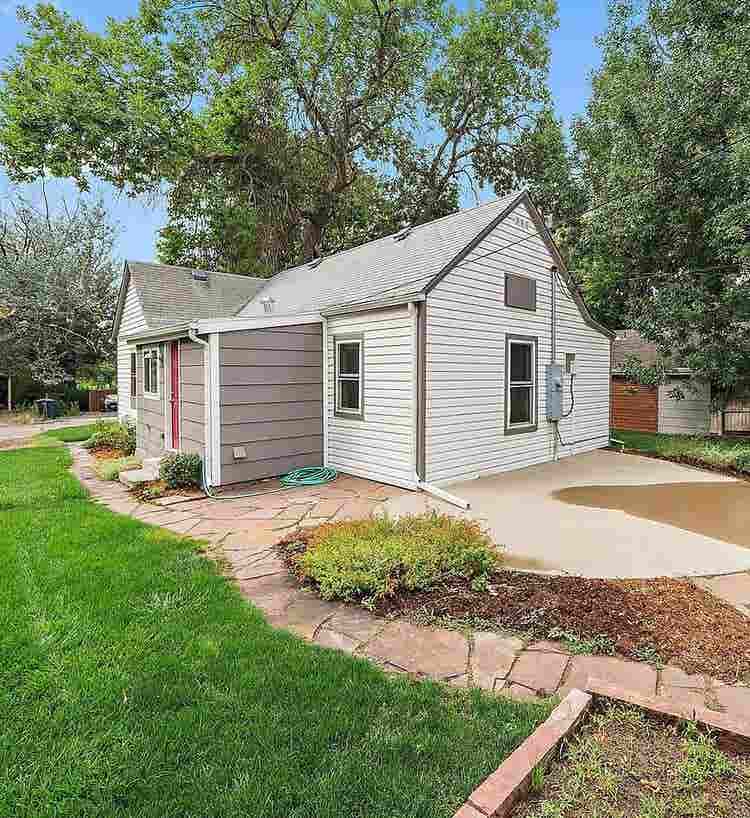 Enjoy the large yard.