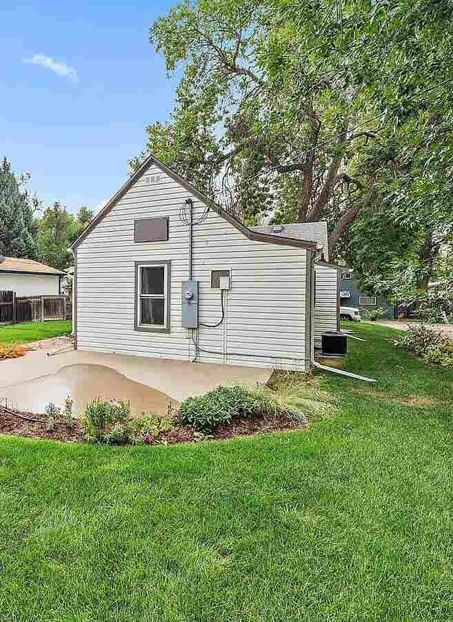 Enjoy the large yard.