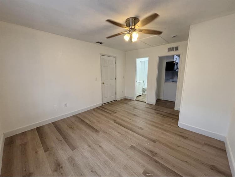 Modern in Law-Suite Studio