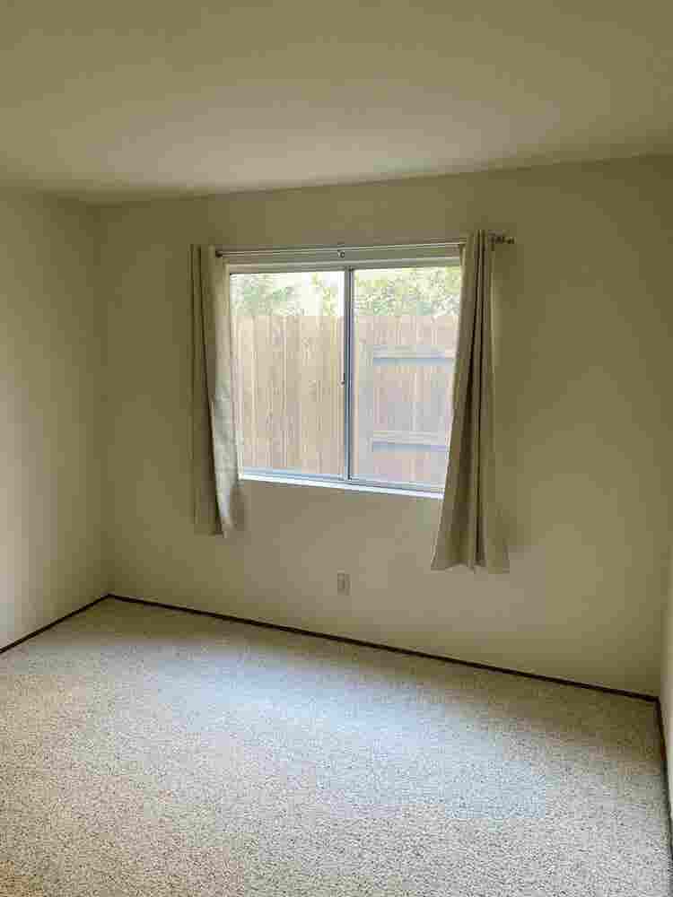 Looking for Female roomate