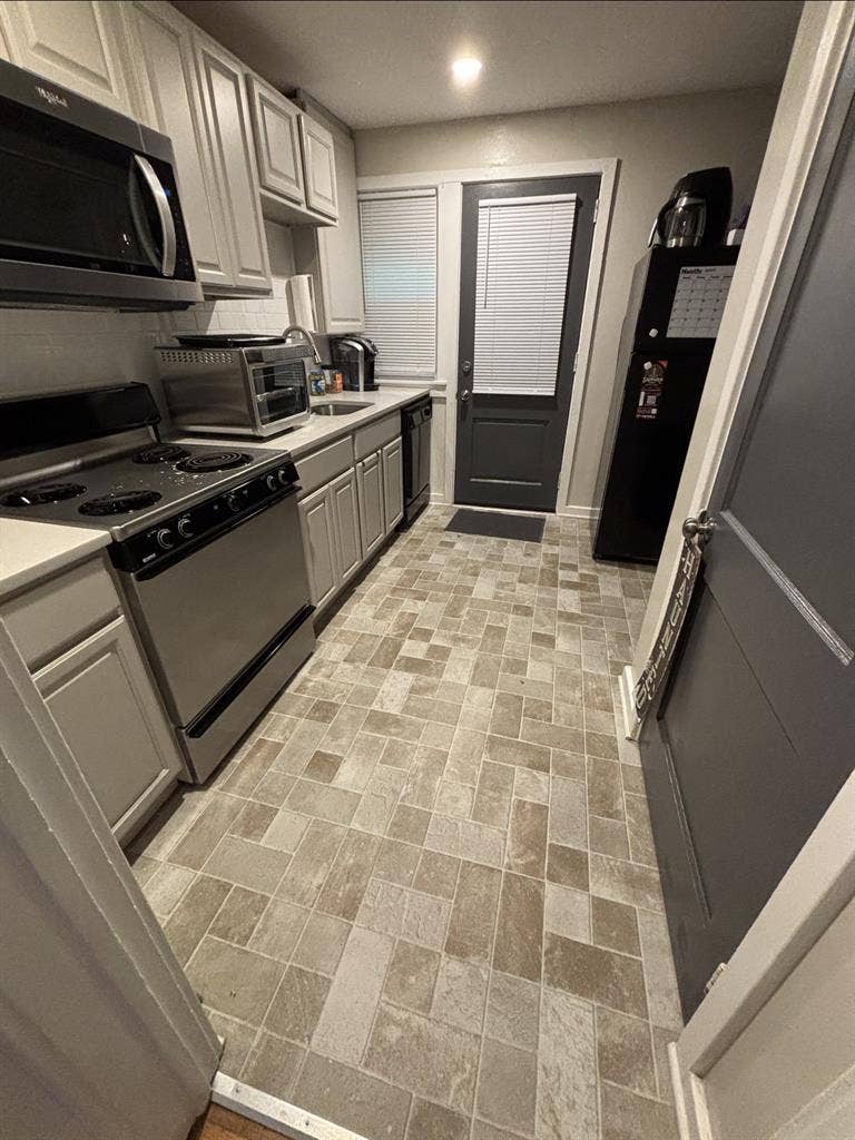 Professional Looking for Roommate