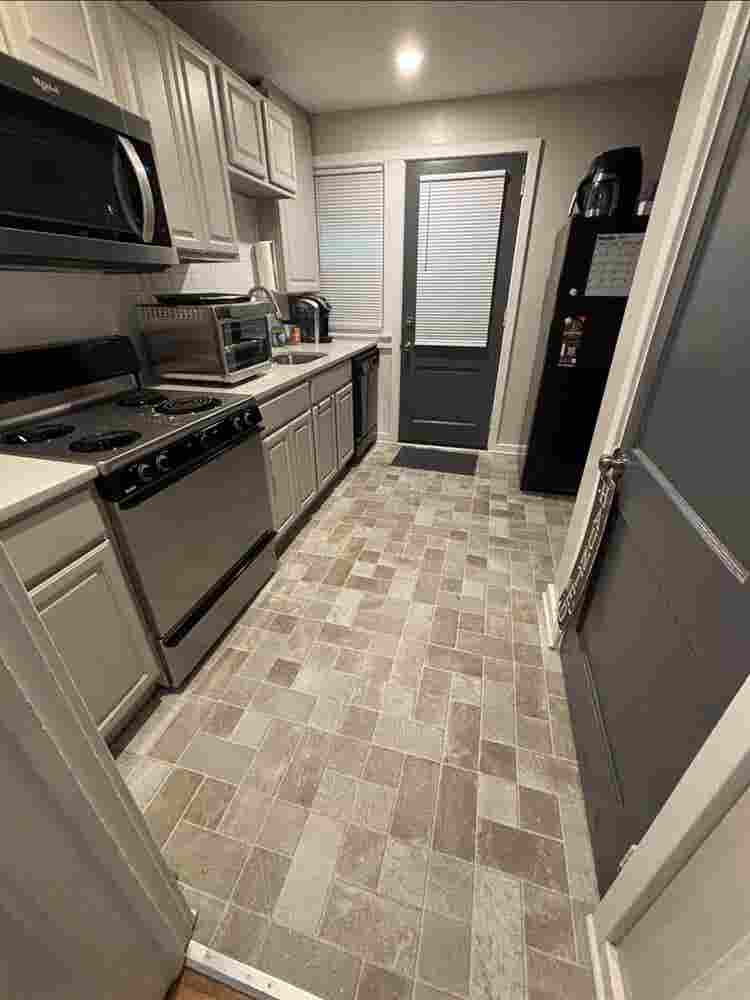 Professional Looking for Roommate