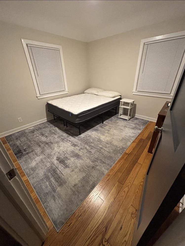 Professional Looking for Roommate