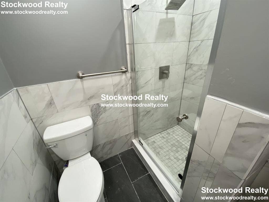 ROOM FOR RENT near T!