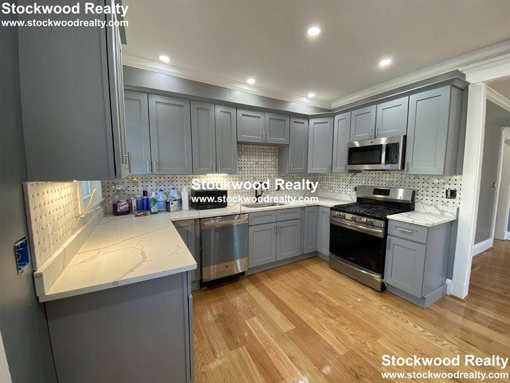 ROOM FOR RENT near T!