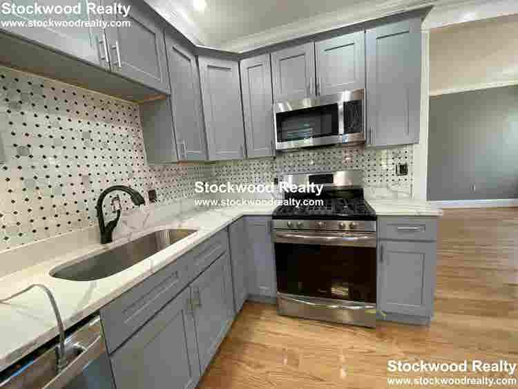 ROOM FOR RENT near T!