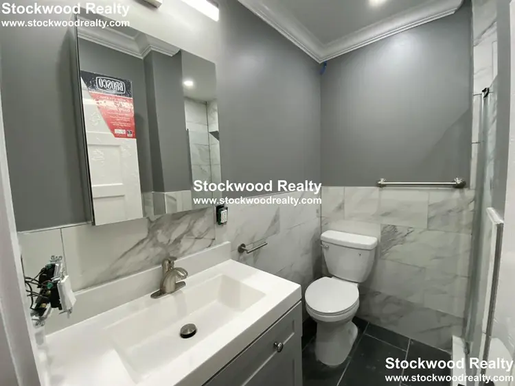 ROOM FOR RENT near T!