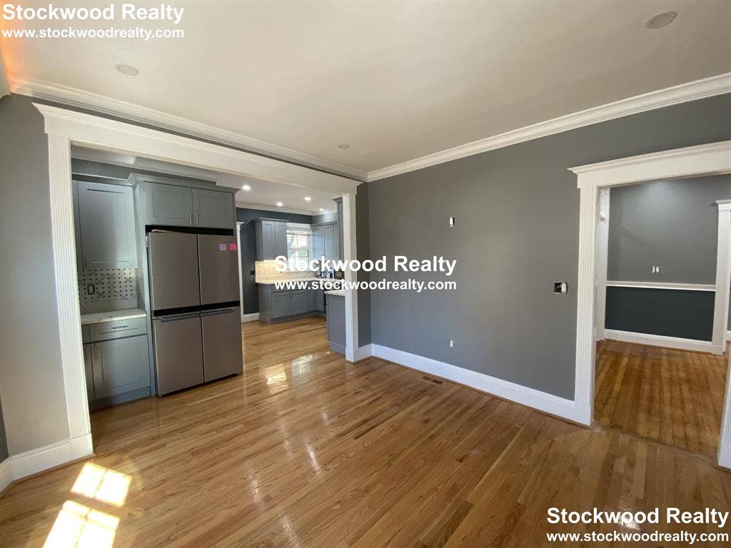 ROOM FOR RENT near T!