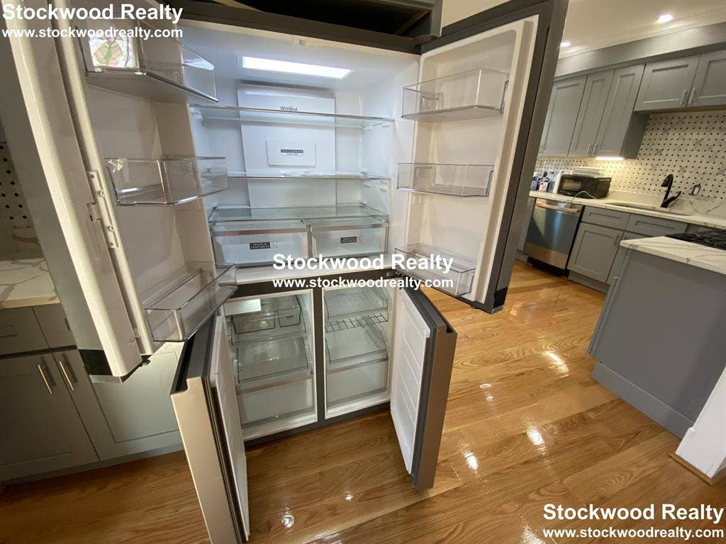 ROOM FOR RENT near T!