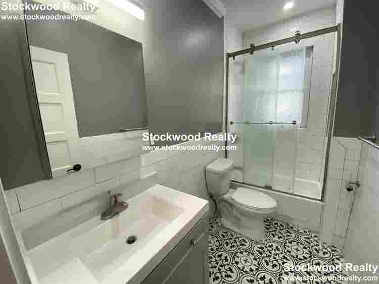 ROOM FOR RENT near T!